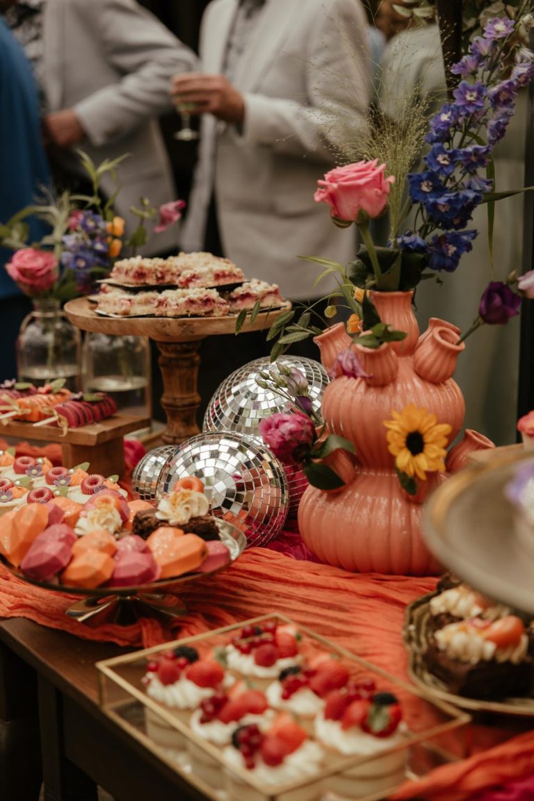 Sweet table met kleurrijke desserts